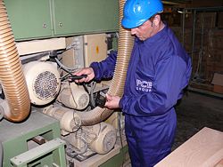 Mesure des vibrations d'une machine avec le vibrom�tre PCE-VT 2700.