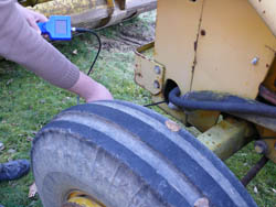 V�rifiant une connexion dans un tracteur avec le vid�osocope PCE-DE 100