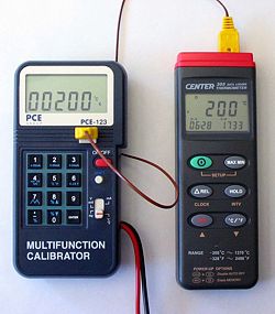 Calibrateurs PCE-123 calibrant un thermomtre de contact.