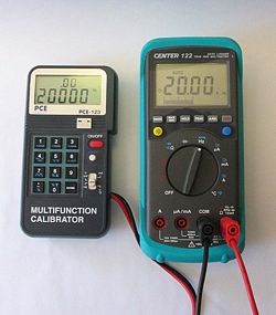 Calibrateurs PCE-123 calibrant un multimtre.