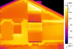 Image effectue par une camra thermique de l'extrieur d'une maison.