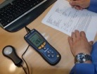 Dtecteurs de lumire PCE-172 effectuant une mesure sur un poste de travail.