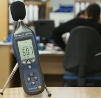 Vrification du niveau de bruit dans un bureau avec les mesureurs de son  PCE-322A.
