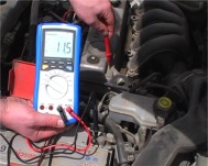 V�rifiant les masses d'une batterie avec les multim�tres de la s�rie PKT-3315.