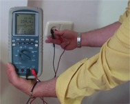 Mesurant la tension du r�seau avec les multim�tres de la s�rie W-700-S.