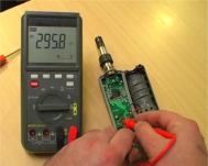 V�rifiant les connexions d'un appareil avec les multim�tres de la s�rie W-20 TRMS. 