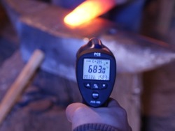 Vrification de la temprature dans un travail de forge avec les thermomtres infrarouges.