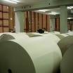 Mesure du poids d'une surface dans un entrepôt de papier.