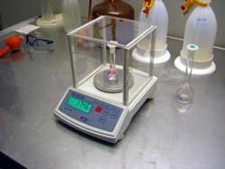Usage de la balance compacte de la série PCE-BS en laboratoire.