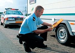 Balance pèse-essieux PCE-CWC utilisée par la police.