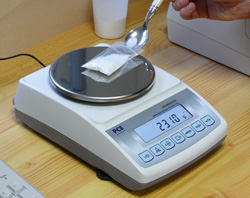 La balance de précision PCE-BT 2000 pesant un dosage