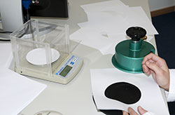 Coupeuse d'échantillons circulaires: préparation de l'échantillon