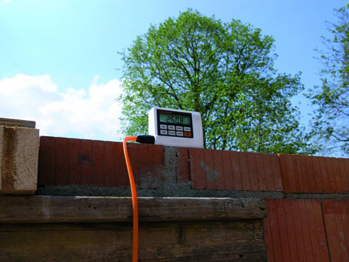 L'altimtre de prcision pendant la mesure d'un mur dans les travaux de construction.