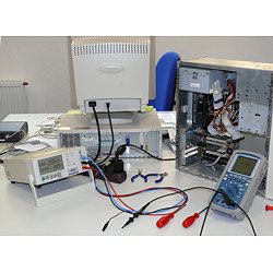 Usage de l'analyseur de puissance PCE-PA6000 réparant un ordinateur.