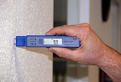 Le mesureur d'humidit du matriau mesurant l'humidit d'une paroi