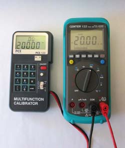 Calibreur de courant PCE-123 vérifiant un multimètre C-122