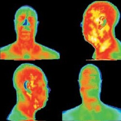 Vérification de la température du corps humain avec une caméra infrarouge.