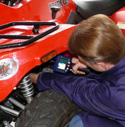 Usage de la caméra d'inspection Caméra d'inspection pendant l'entretien d'un quad