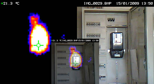 Effectuant des inspections avec la camra de thermographie PCE-TC 25 d'une armoire lectrique 