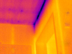 Images thermiques de l'intérieur d'un immeuble prises avec la caméra thermographique.