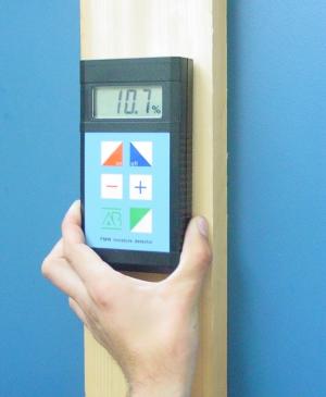Mesure de l'humidité du bois avec le détecteur d'humidité du bois FMW-B.