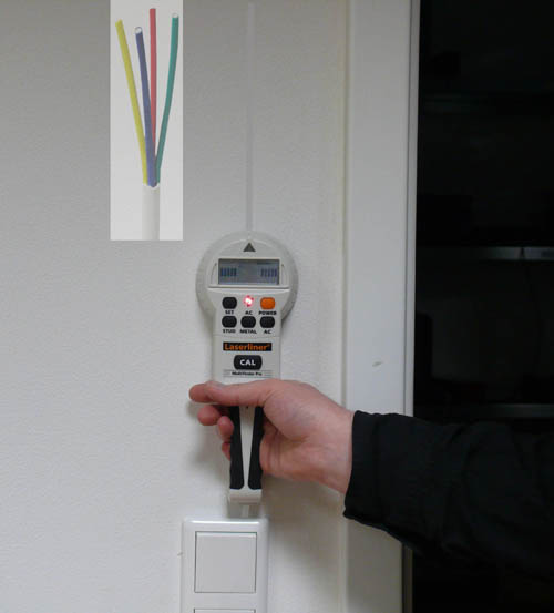 Le dtecteur mtallique cherches des conduites d'installations lectriques dans un mur.