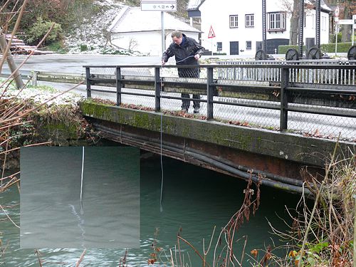 L'enregistreur de donnes rsistant  l'eau PCE-T 200W enregistrant la temprature d'une rivire