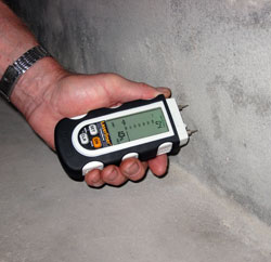 Vérification de l'humidité sur un mur avec l'humidimètre pour matériaux DampMaster