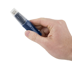 Ici vous pouvez comparer la taille du lecteur d'humidit USB, tenu par la main