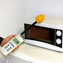 Magntomtre PCE-EM 30 mesurant un micro-ondes