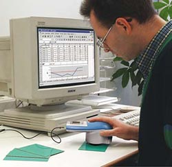 Le mesureur de couleur et d'éclat dans l'enregistrement de données et le transfert à un PC