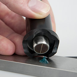 Le mesureur d'paisseurs de matriaux PCE-TG-100 mesurant une plaque en plastique.