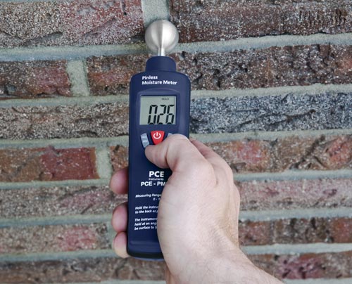 Mesure de l'humidit sur un mur avec le mesureur d'humidit PCE-PMI 1