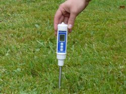 Vous pouvez voir ici le mesureur d'humidit de la terre dtectant l'humidit dans la terre.