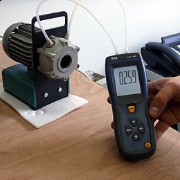 Vous pouvez voir ici le PCE-P01 mesurant la pression diffrentielle dans une pompe  vide.