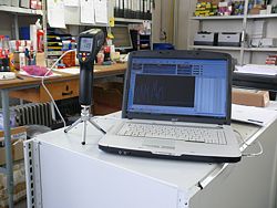 Le mesureur laser pour température à double rayon laser connecté avec le logiciel à évaluation graphique et par tableaux.