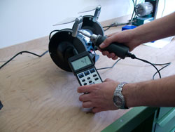 Mesureur de torsion mesurant le couple de serrage dans une rectifieuse.