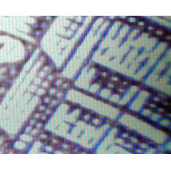 Cette image montre les marques du billet à droite du microscope USB
