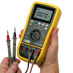 Multimètre AC + DC TRMS C.A 5289 en usage