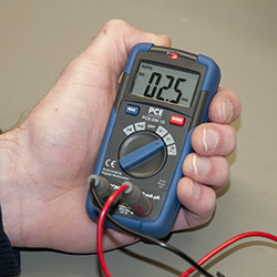 Le multimètre pour débutants PCE-DM 10 s'adapte commodément à la main. 