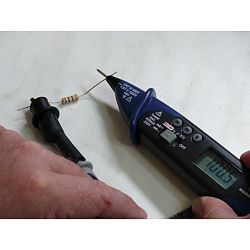 Vous pouvez voir ici le multimètre genre stylo PCE-PDM 1 mesurant une résistance.