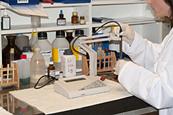 Aqu puede observar como se utiliza en un laboratorio de pruebas el medidor de pH de sobremesa PCE-BPH 1. 
