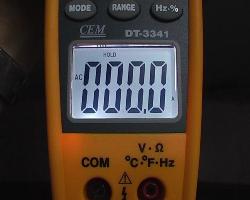  l'cran  LCD, avec illumination de fond, des pinces de courant PCE-DC4.