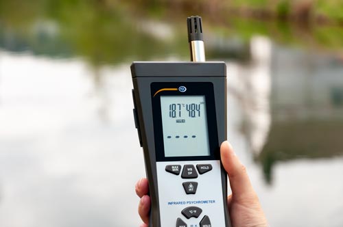 Image d'usage du psychromètre PCE-320 en extérieur