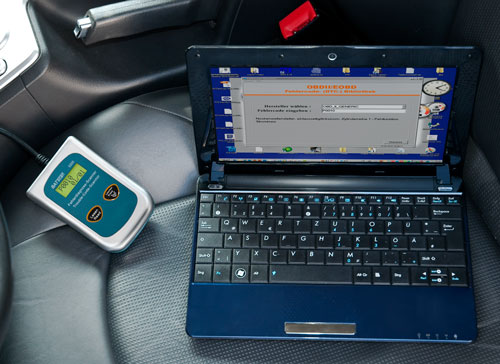 Le scanner de diagnostic automobile OBDII lisant les codes et analysant directement les erreurs avec le logiciel inclus dans la livraison