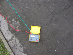 Telluromètre avec les trois câbles de vérification.