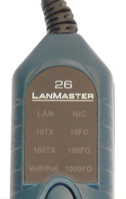 Sur cet image vous voyes l'cran du testeur de ports RJ45 LanMaster 26. Les symboles suivants clignotent selon le type de signal.