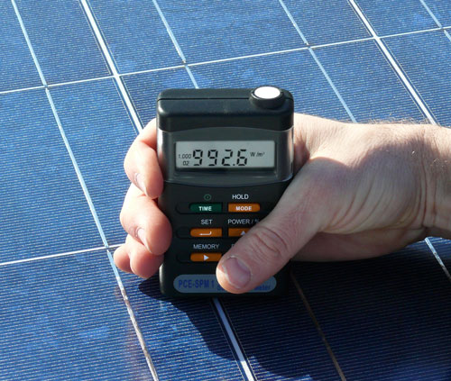 Schma de la radiation solaire directe comme la radiation solaire diffuse dans l'atmosphre.