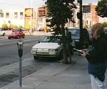 Testeur de son PCE-999 ralisant une mesure dans la rue.