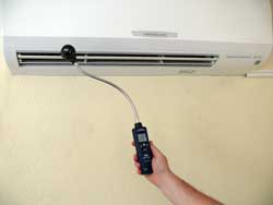 Le  thermo-anémomètre à hélice mesurant dans un appareil de climatisation.